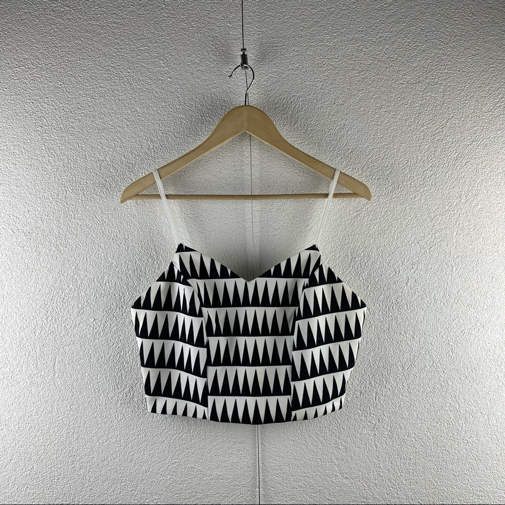 Jealous Tomato l L Black White Contrast Graphic Geo Triangle Print Cami Crop Top